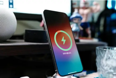 柯桥苹果15换屏服务分享用什么充电器给iPhone15充电更好 